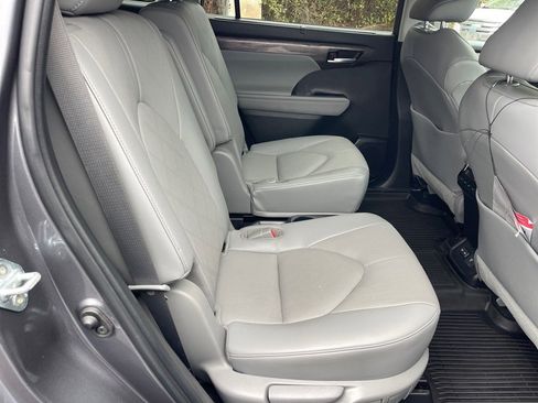 Used 2023 Toyota Highlander Platinum image 18