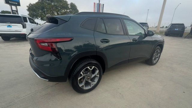 Used 2025 Chevrolet Trax LT FWD image 8