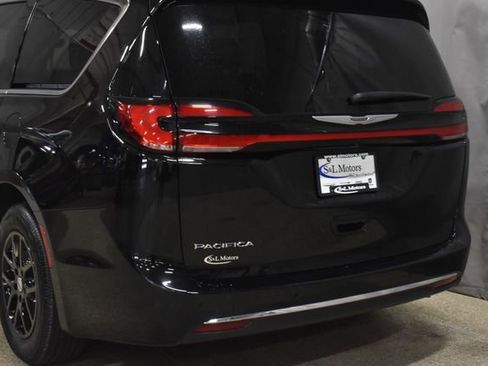 Certified 2025 Chrysler Pacifica Select image 9