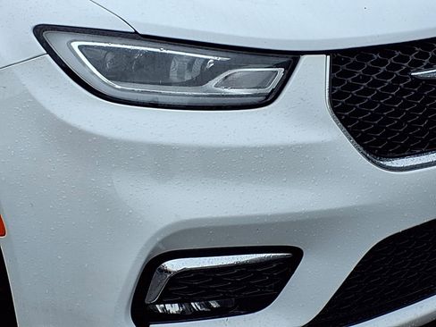 Used 2024 Chrysler Pacifica Touring-L image 28