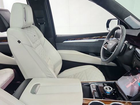 Certified 2026 Cadillac Escalade Platinum Sport w/ LPO, Floor Liner Package AWD/4WD image 30