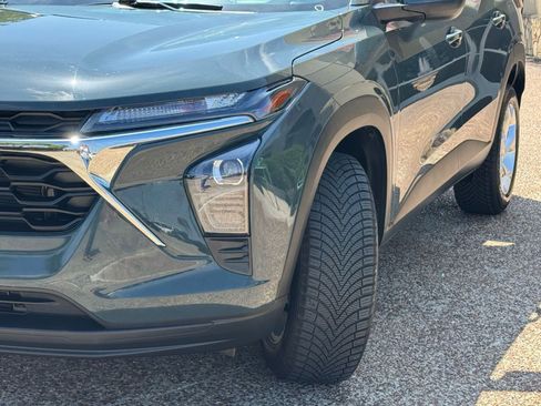 Used 2025 Chevrolet Trax LS w/ LS Convenience Package image 3