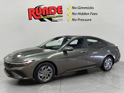 Used 2024 Hyundai Elantra SEL image 1