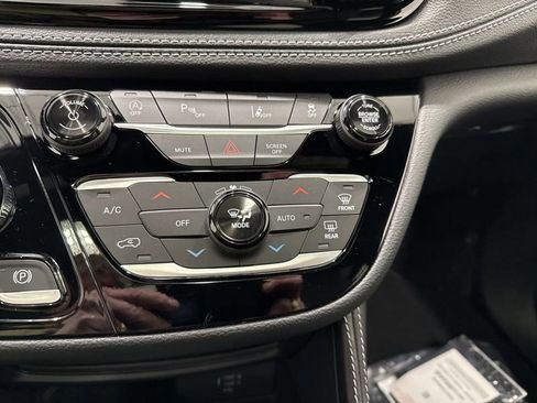 New 2026 Chrysler Pacifica Limited FWD image 36