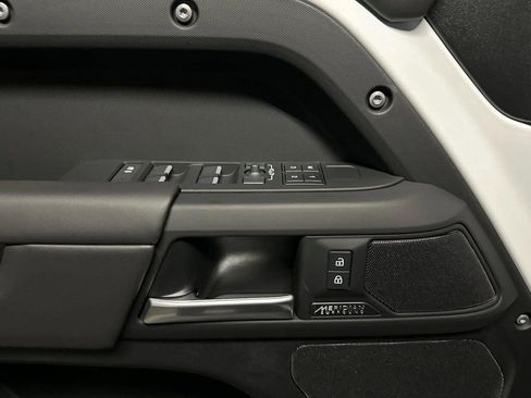 New 2025 Land Rover Defender 130 X-Dynamic SE AWD/4WD image 18