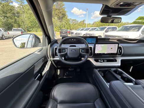 Used 2025 Ford Expedition Active AWD/4WD image 14