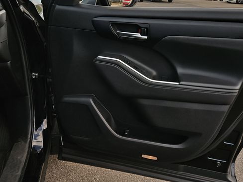 Used 2022 Toyota Highlander XLE image 23