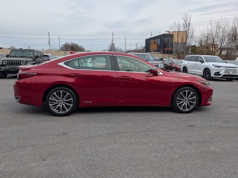 Used 2019 Lexus ES 300h w/ Premium Package image 2
