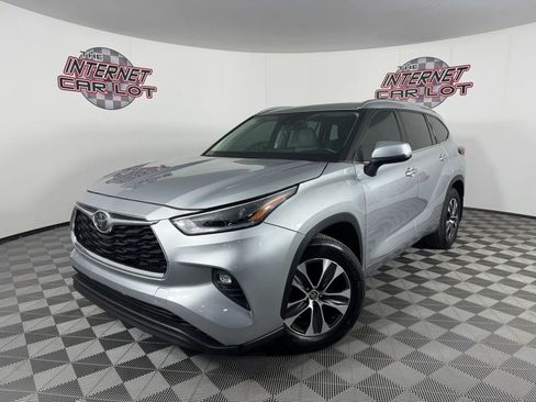 Used 2021 Toyota Highlander XLE image 1