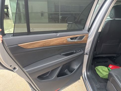 Used 2024 Volkswagen Atlas SE w/ Panoramic Sunroof Package image 9