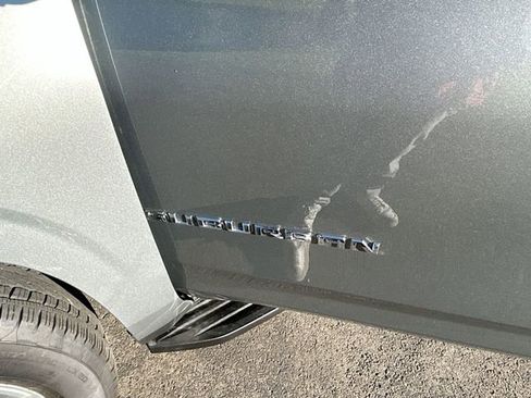 New 2025 Chevrolet Suburban Premier image 32