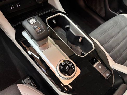 New 2025 Mitsubishi Outlander SE image 14