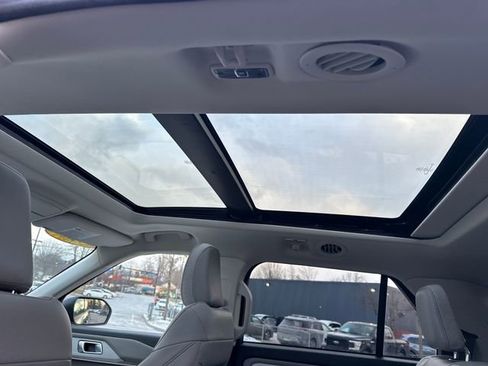 Used 2025 Ford Explorer Active w/ Active Comfort Package image 11