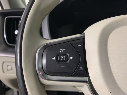 Used 2019 Volvo XC60 T5 Momentum w/ Premium Package image 18