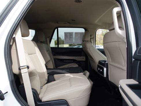 Used 2024 Ford Expedition XLT image 32