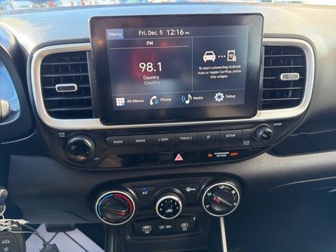 Certified 2025 Hyundai Venue SE image 23