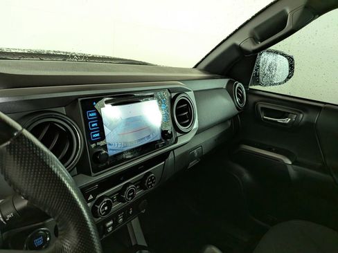 Used 2018 Toyota Tacoma TRD Off-Road w/ Technology Package AWD/4WD image 25