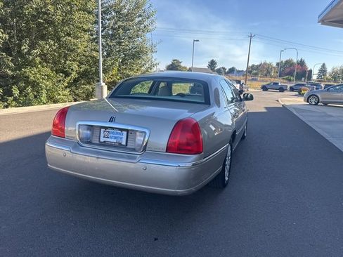 Used 2004 Lincoln Town Car Signature image 6