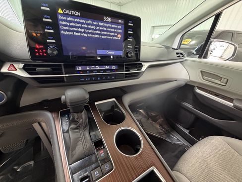 Used 2022 Toyota Sienna LE AWD/4WD image 11