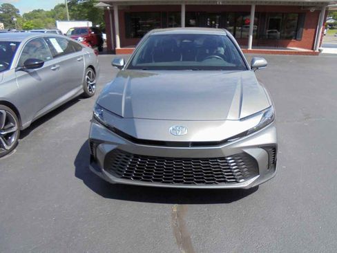Used 2025 Toyota Camry XLE image 3