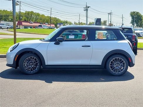 Used 2025 MINI Cooper 2-Door Hardtop image 4