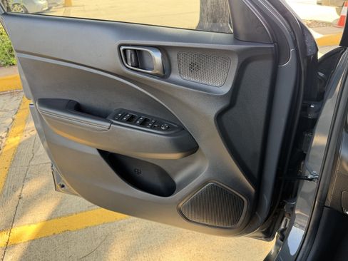 Used 2025 Hyundai Venue Limited FWD image 22