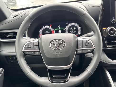 Used 2025 Toyota Highlander XSE AWD/4WD image 18