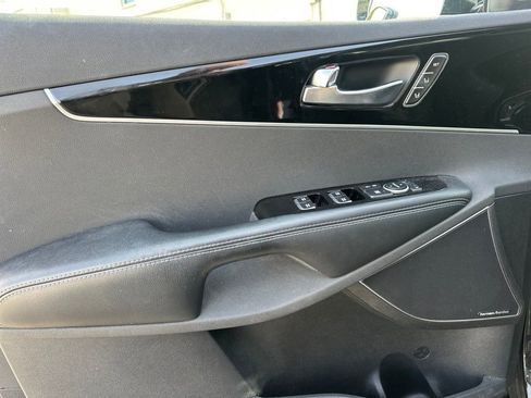 Used 2019 Kia Sorento SX image 12