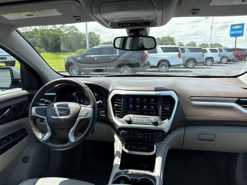 Used 2023 GMC Acadia SLT w/ Preferred Package FWD image 16