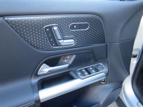 Used 2025 Mercedes-Benz GLA 250 4MATIC image 9