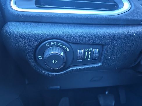 Used 2025 Chrysler Pacifica Select image 42