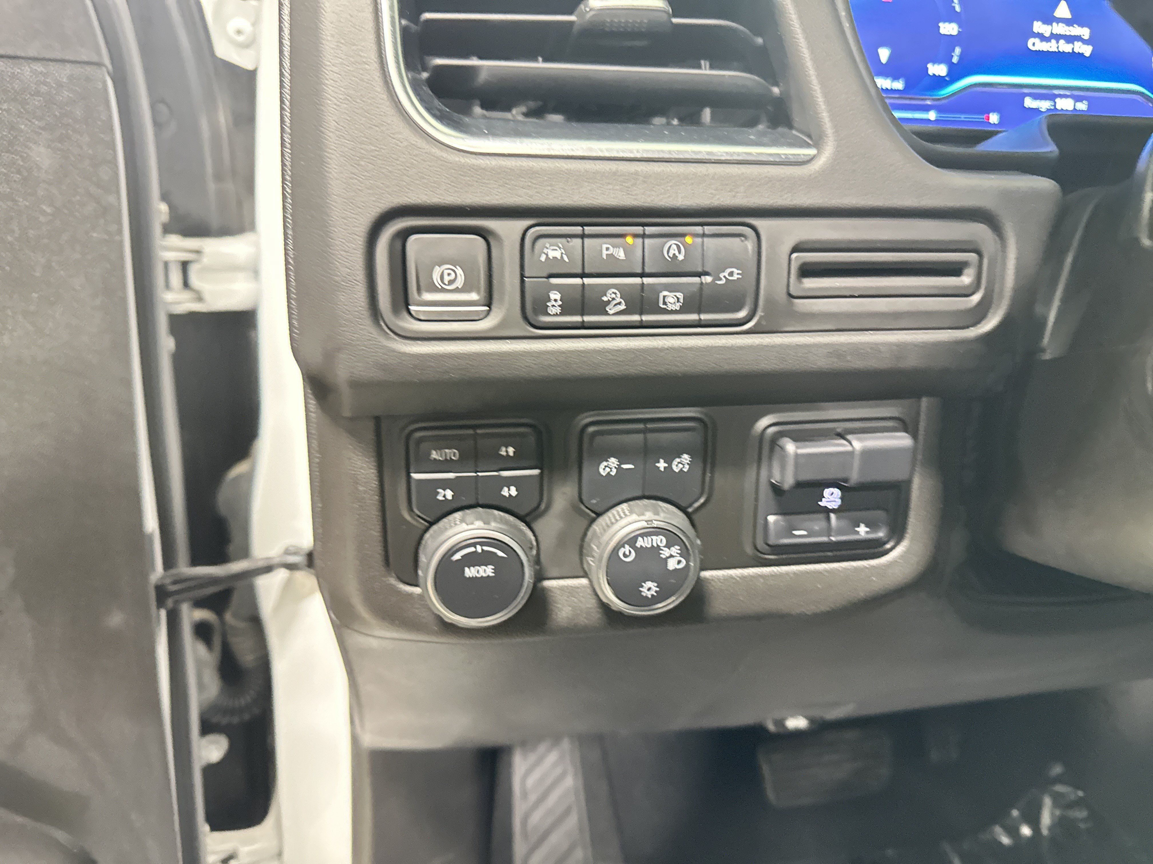 Used 2022 Chevrolet Tahoe Z71 w/ Luxury Package AWD/4WD image 37