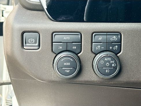 Used 2022 Chevrolet Silverado 1500 LTZ AWD/4WD image 13