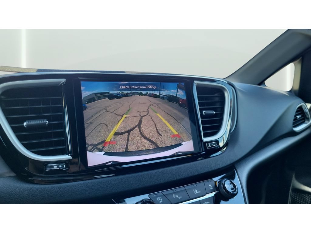 Used 2025 Chrysler Pacifica Select FWD image 16