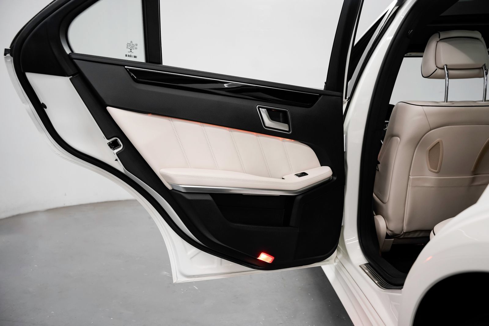Used 2015 Mercedes-Benz E 400 Sedan image 32