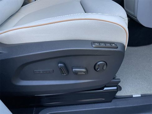 Used 2025 Volkswagen ID. Buzz 1st Edition image 32