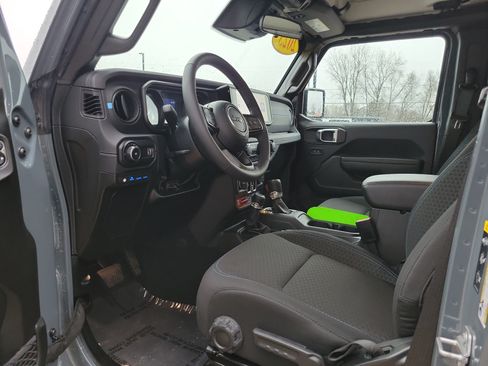 Used 2025 Jeep Wrangler Unlimited Rubicon 4xe w/ Convenience Group AWD/4WD image 7