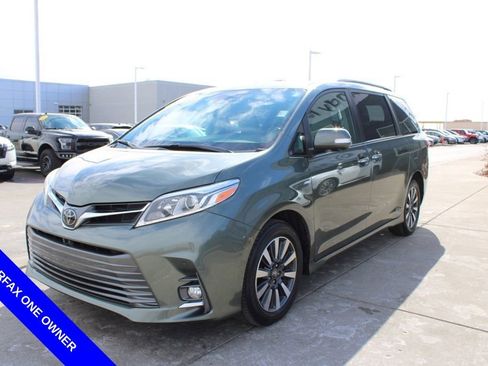 Used 2020 Toyota Sienna Limited Premium image 3