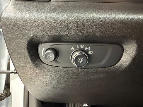 Used 2021 Chevrolet Traverse LS image 23