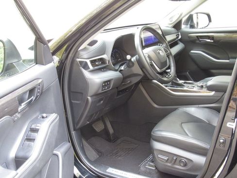 Used 2024 Toyota Highlander Limited AWD/4WD image 9