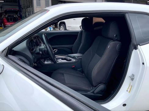 Used 2018 Dodge Challenger SXT image 7