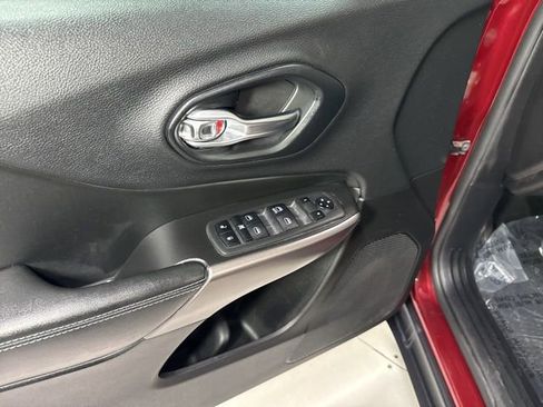 Used 2019 Jeep Cherokee Latitude w/ Popular Appearance Group image 9