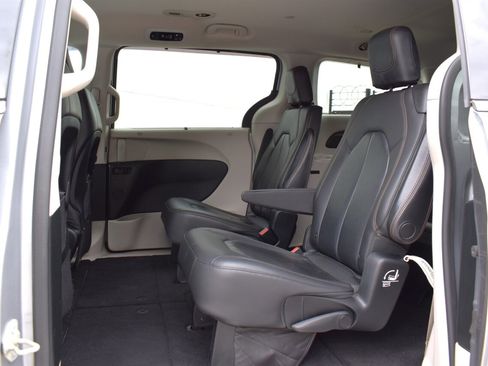 Used 2018 Chrysler Pacifica Touring-L FWD image 25