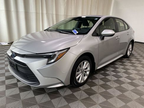 Used 2024 Toyota Corolla LE w/ LE Convenience Package FWD image 3