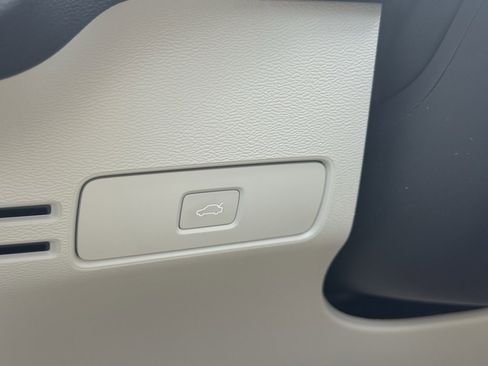 New 2025 Volvo XC40 B5 Ultra w/ Climate Package image 18