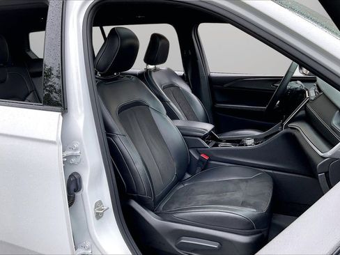 Certified 2023 Jeep Grand Cherokee L Laredo AWD/4WD image 24