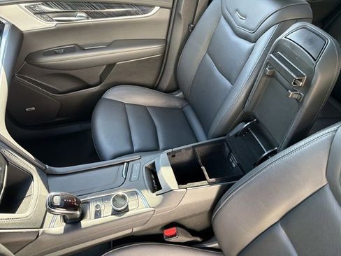 Used 2025 Cadillac XT6 Premium Luxury AWD/4WD image 23