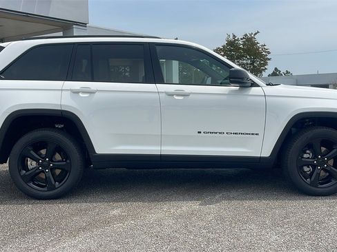 New 2025 Jeep Grand Cherokee Limited w/ Black Appearance Package image 9