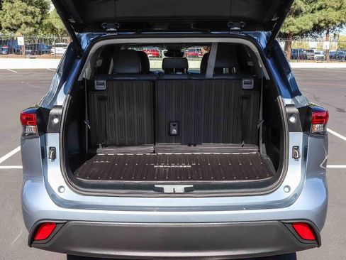 Used 2022 Toyota Highlander XLE AWD/4WD image 33