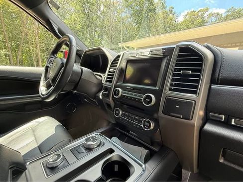 Used 2018 Ford Expedition XLT w/ Equipment Group 202A AWD/4WD image 4